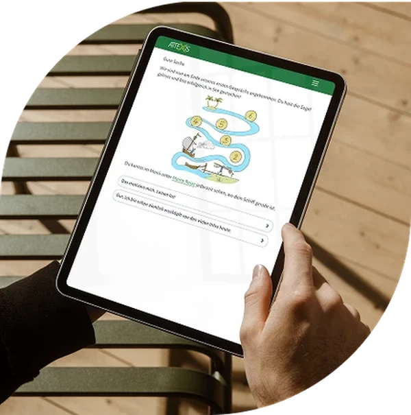 Tablet mit geöffneter Attexis App wird in der Hand gehalten