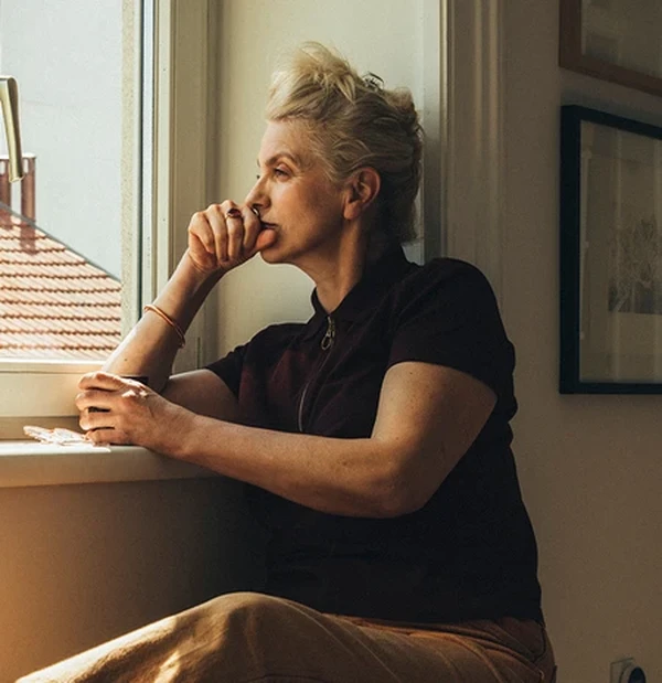 Symbolbild für Nachdenklichkeit und Alltagsbelastungen bei ADHS.