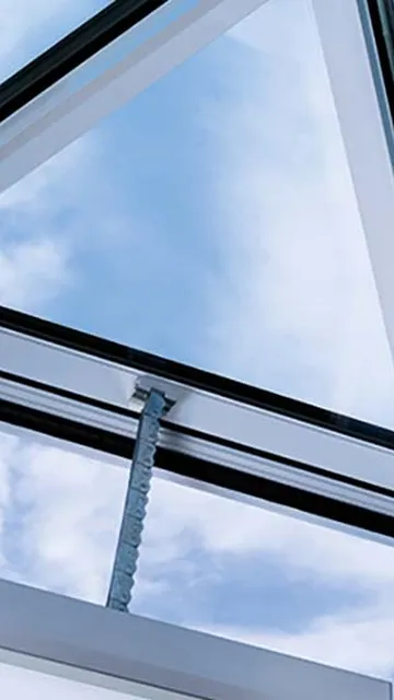 Kingspan Essmann Glaspyramide GLP mit einem Kettenantrieb von unten geöffnet