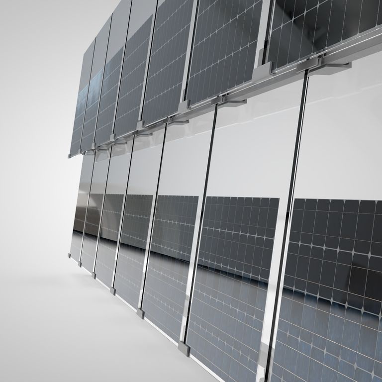 Glaslamellen-Beschattungssystem mit zusätzlichem Energiesparprofil.