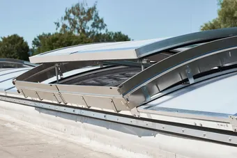 Kingspan Essmann Lichtband LB plus halb geöffnet mit einer Rückenklappe
