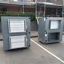 VEX1050-2-sektioner-på parkeringsplads udenfor kirken
