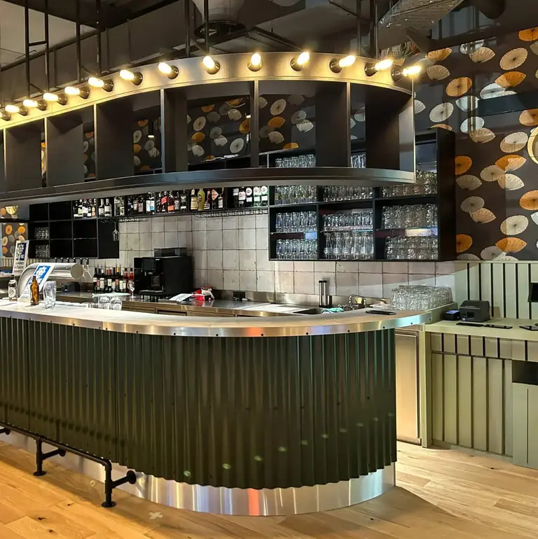 Restaurant-Elbebruecke-Blick-auf-die-Bar