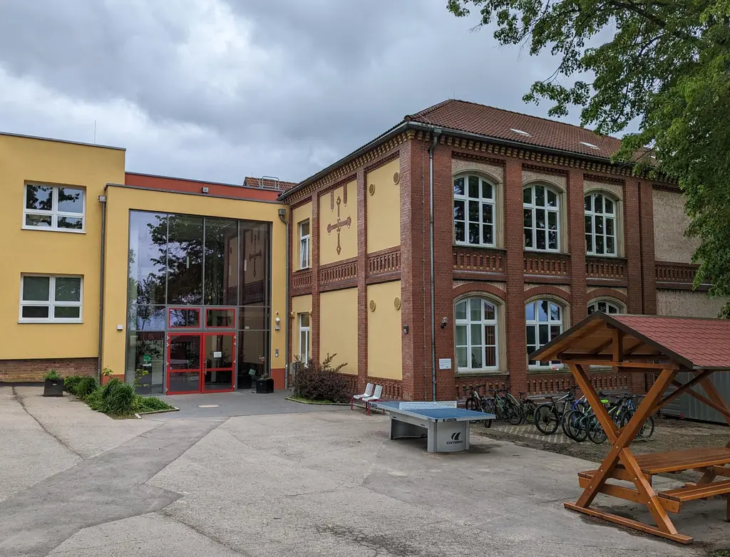 Evangelische Schule Staphan Roth Außenansicht Hof