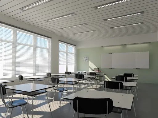 Klassenraum mit Tafel,Stühlen und Fensterfront