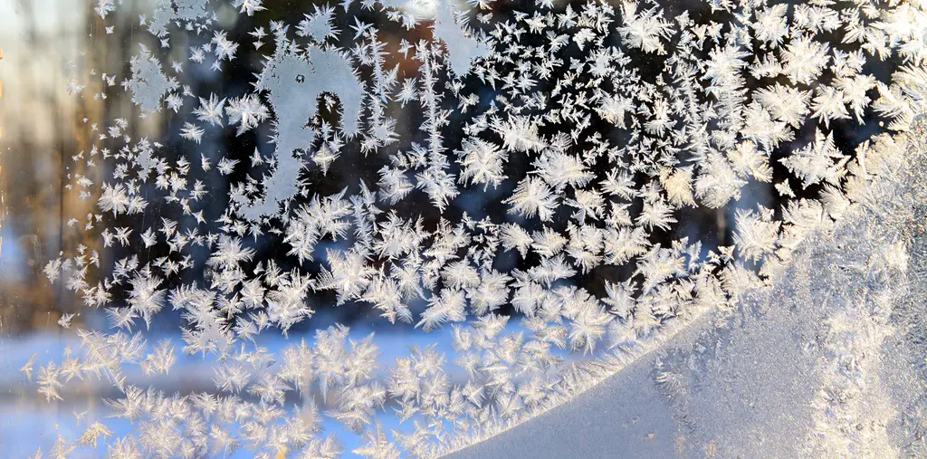 Eiskristalle als Symbol für Vereisung bei niedrigen Außentemperaturen