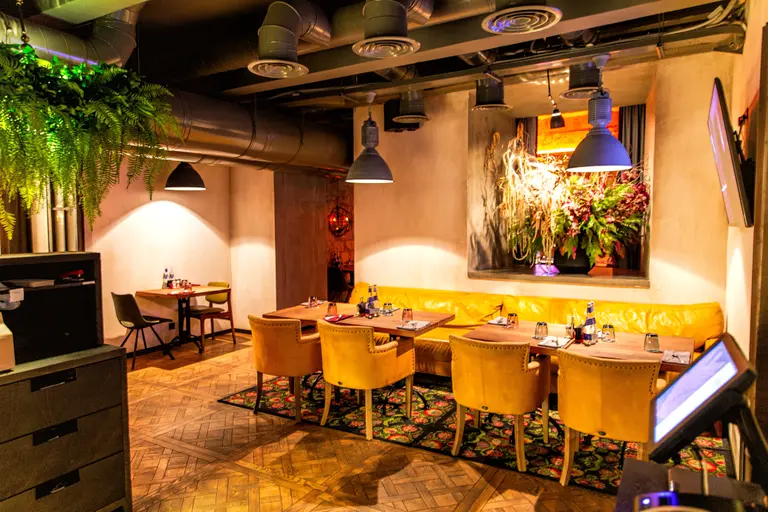 Gastraum eines Restaurants mit Anforderungen an Raumluft und Lüftung