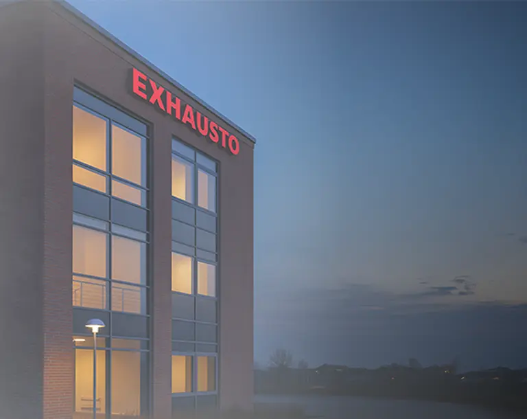 Bürogebäude mit dem EXHAUSTO Logo