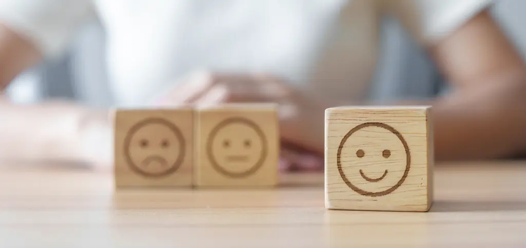Smilende-emoji-på-træklods