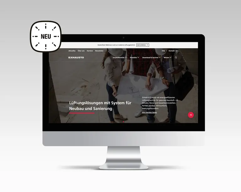 Startseite der EXHAUSTO-Website auf einem Desktop-Computer mit dem Text „Lüftungslösungen mit System für Neubau und Sanierung“ und einer Abbildung von Personen mit Bauplänen; oben links ein Symbol mit einer Uhr und dem Schriftzug „NEU“.