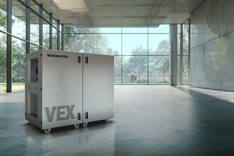 VEX1000 i sal med glasruder og kik til park udenfor