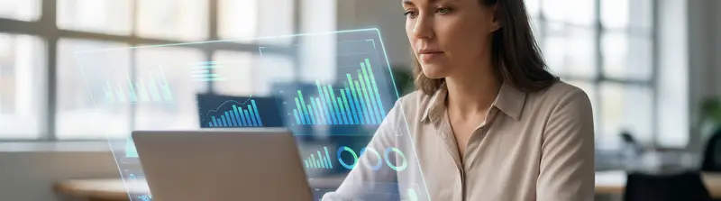 profissionais analisam uma fatura exibida em um monitor, com uma delas apontando para a tela em um ambiente de escritório moderno.