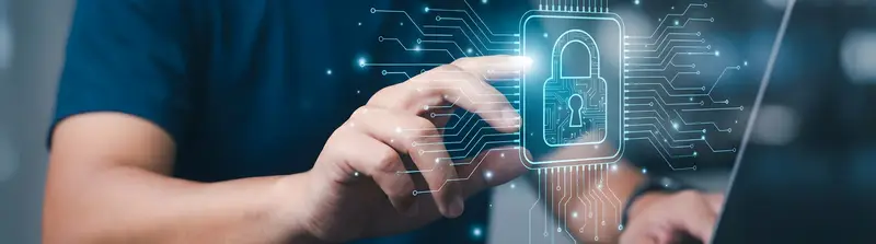 Homem de camiseta azul tocando em um ícone holográfico de cadeado conectado a circuitos digitais, ao lado de um laptop aberto.