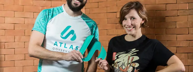 Eduardo Carone, CEO e fundador da Atlas Governance, e Sara Caballero, diretora de expansão internacional, celebrando a rodada de investimento Série A liderada pela Volpe Capital