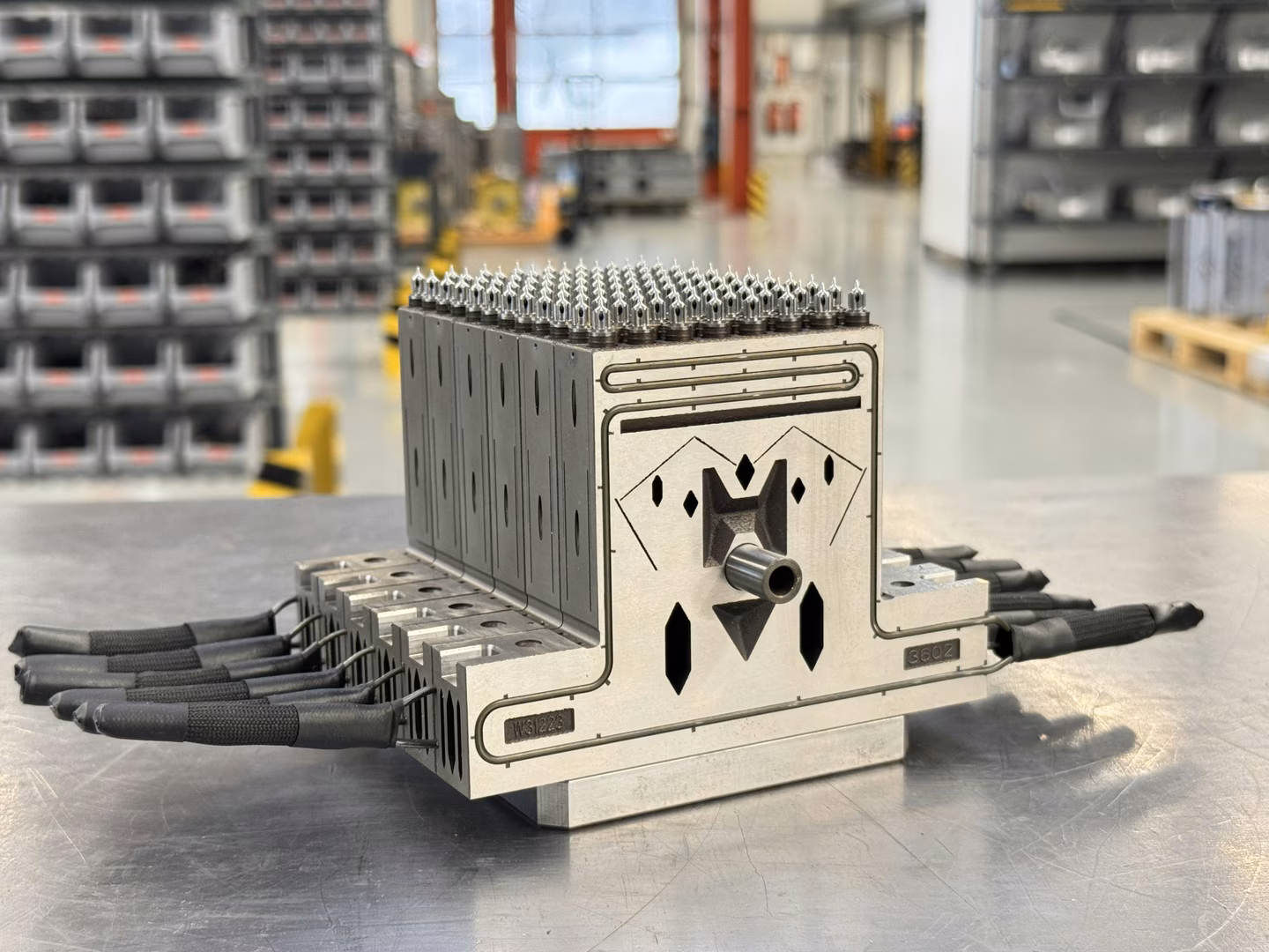 96-fach MONOLITH®PLUS Multi-Well Heißkanal mit innenliegender Kühlung