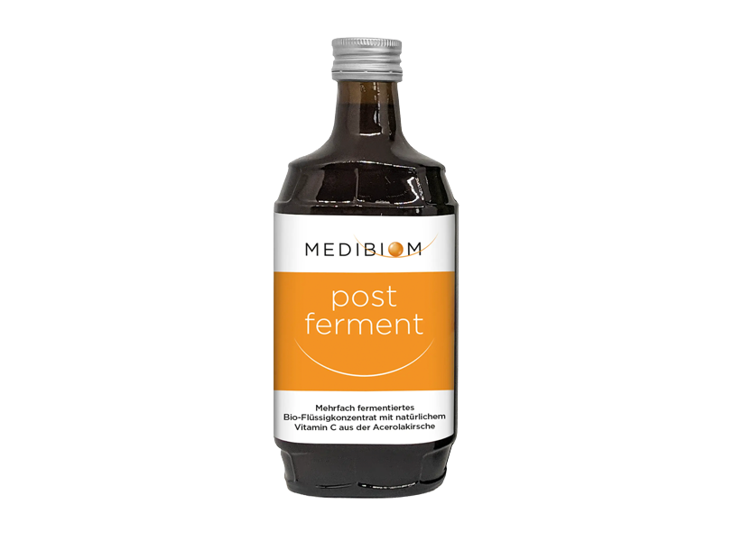Dunkle Glasflasche mit „Mediblom Post Ferment“ und einem orangefarbenen Etikett, auf dem in deutscher Sprache auf den biologischen, mehrfach fermentierten Inhalt hingewiesen wird.
