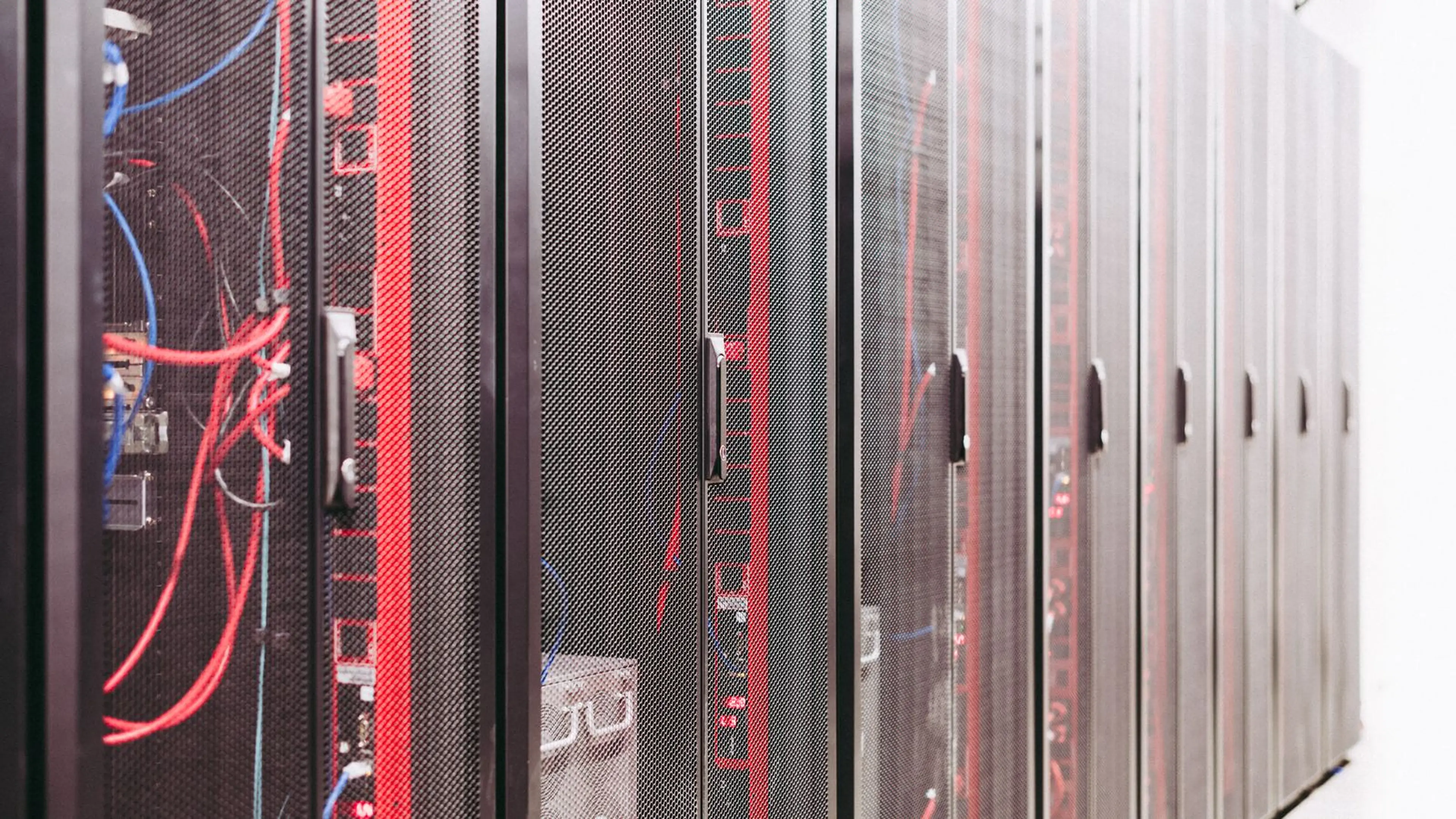 Modernt datacenter med servrar som symbol för säker och snabb hosting