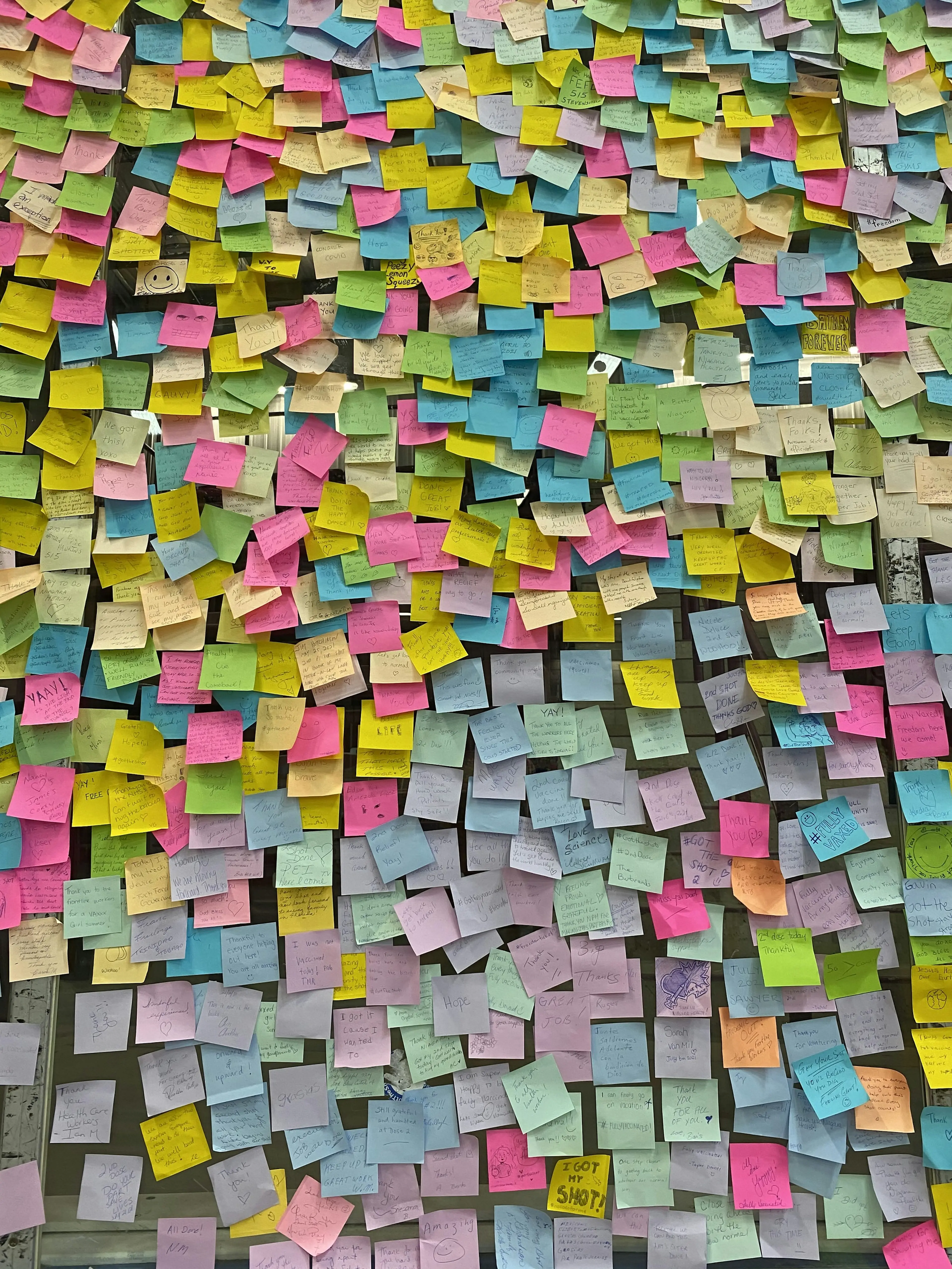 Vägg full av färgglada postit-lappar