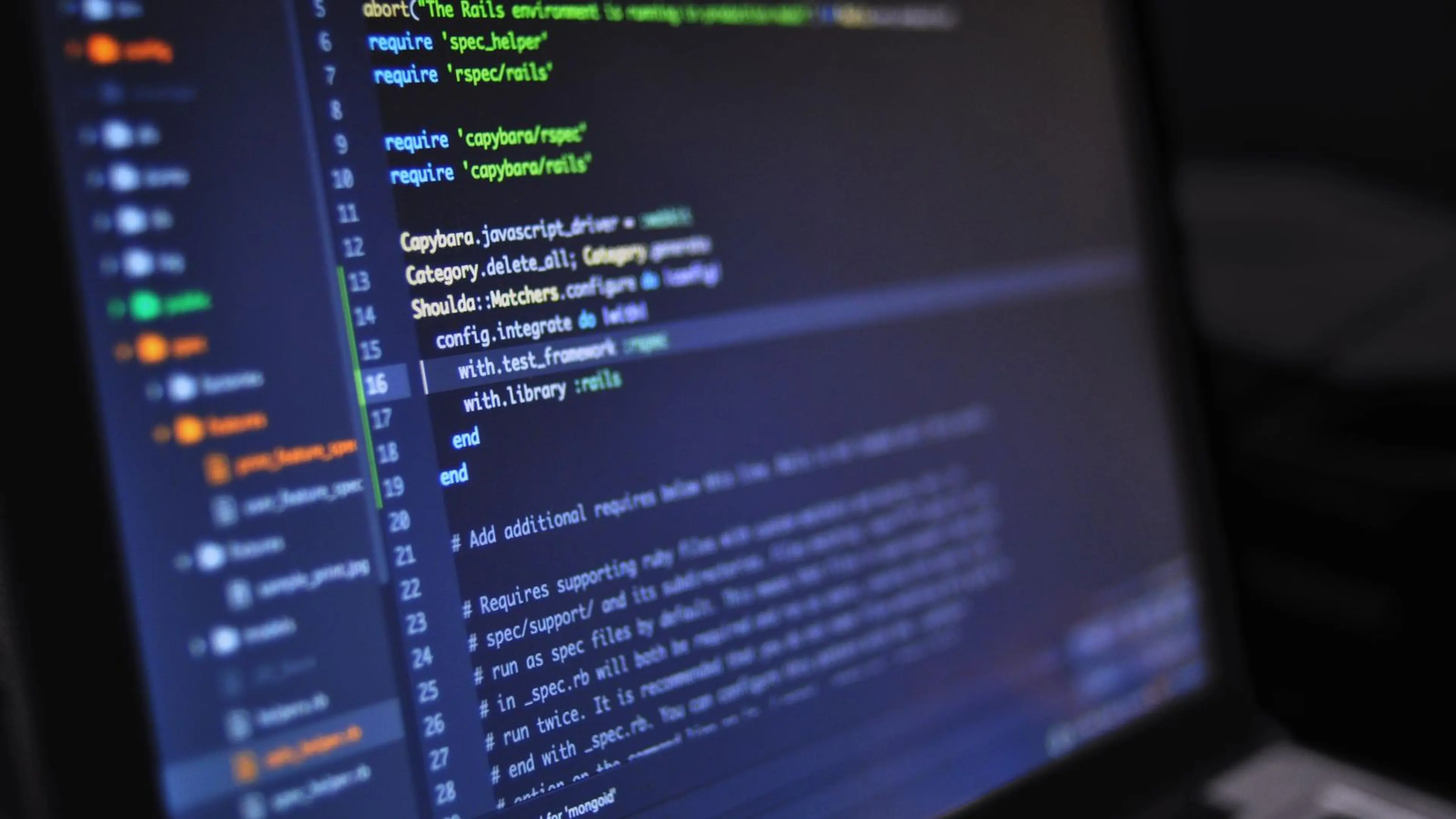 Programmeringskod på en skärm – kod som ska göras produktionsredo