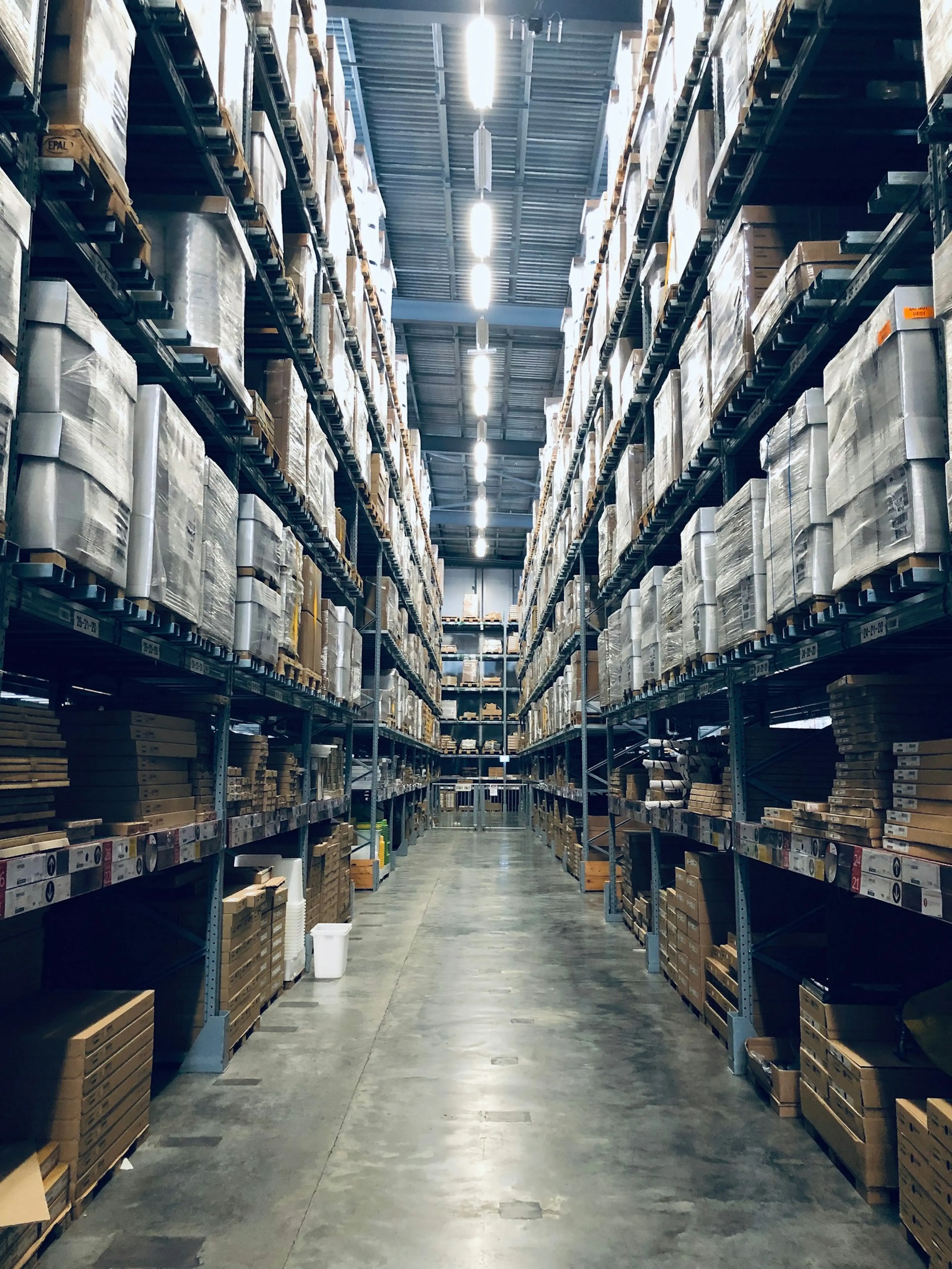 Stort lager med hyllor — komplext sortiment som kräver ett PIM