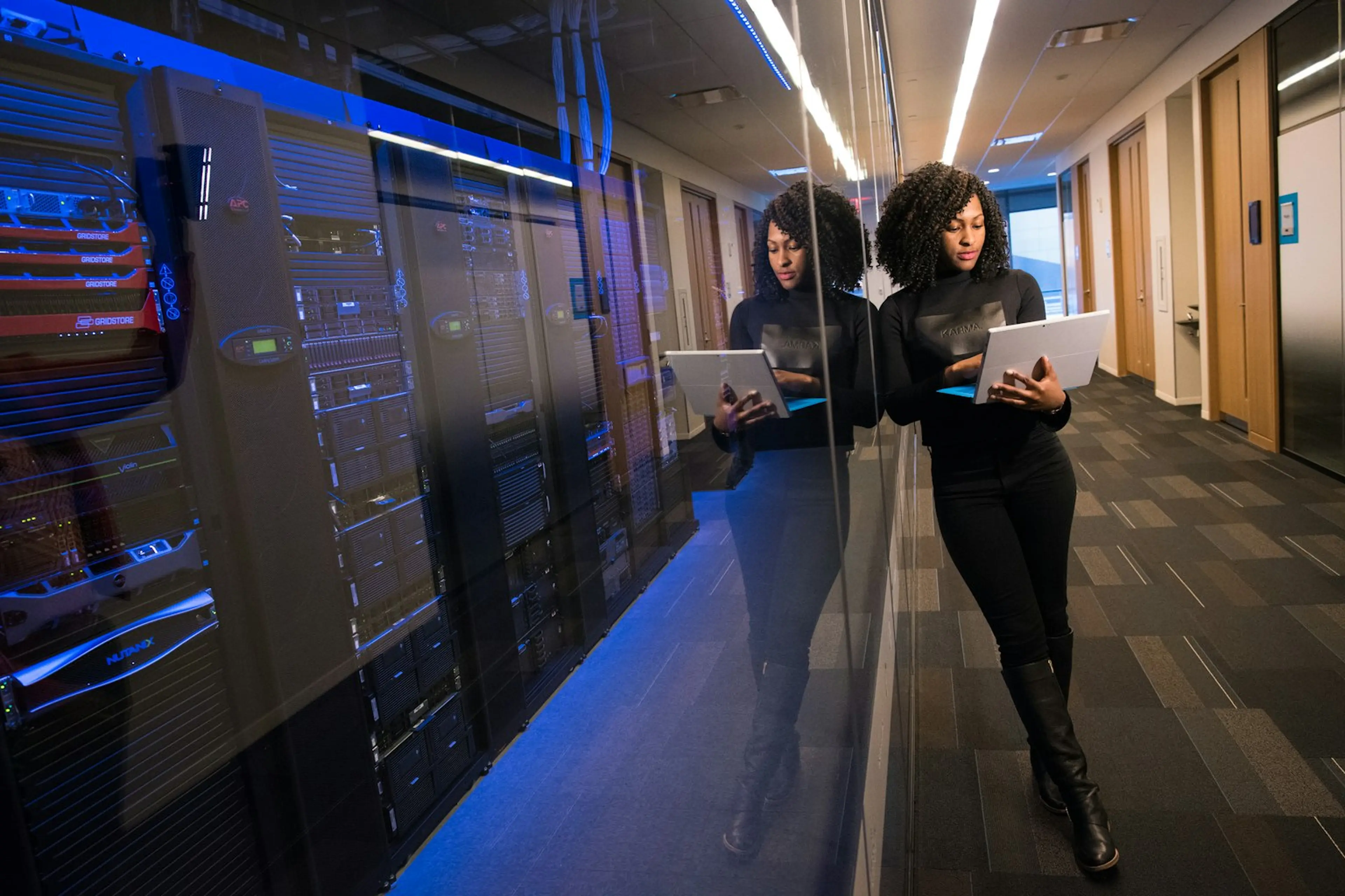 Person vid dator i kontor – B2B-portal