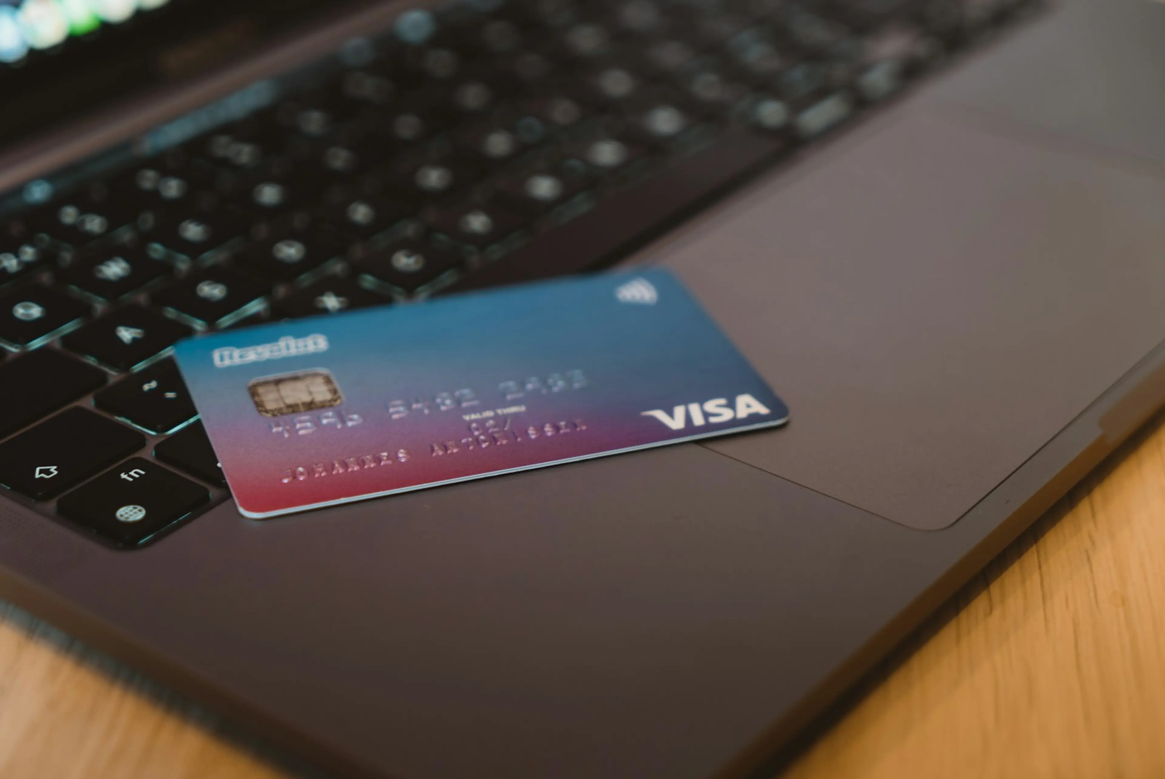 Kort på laptop — digital affär och B2B-handel online