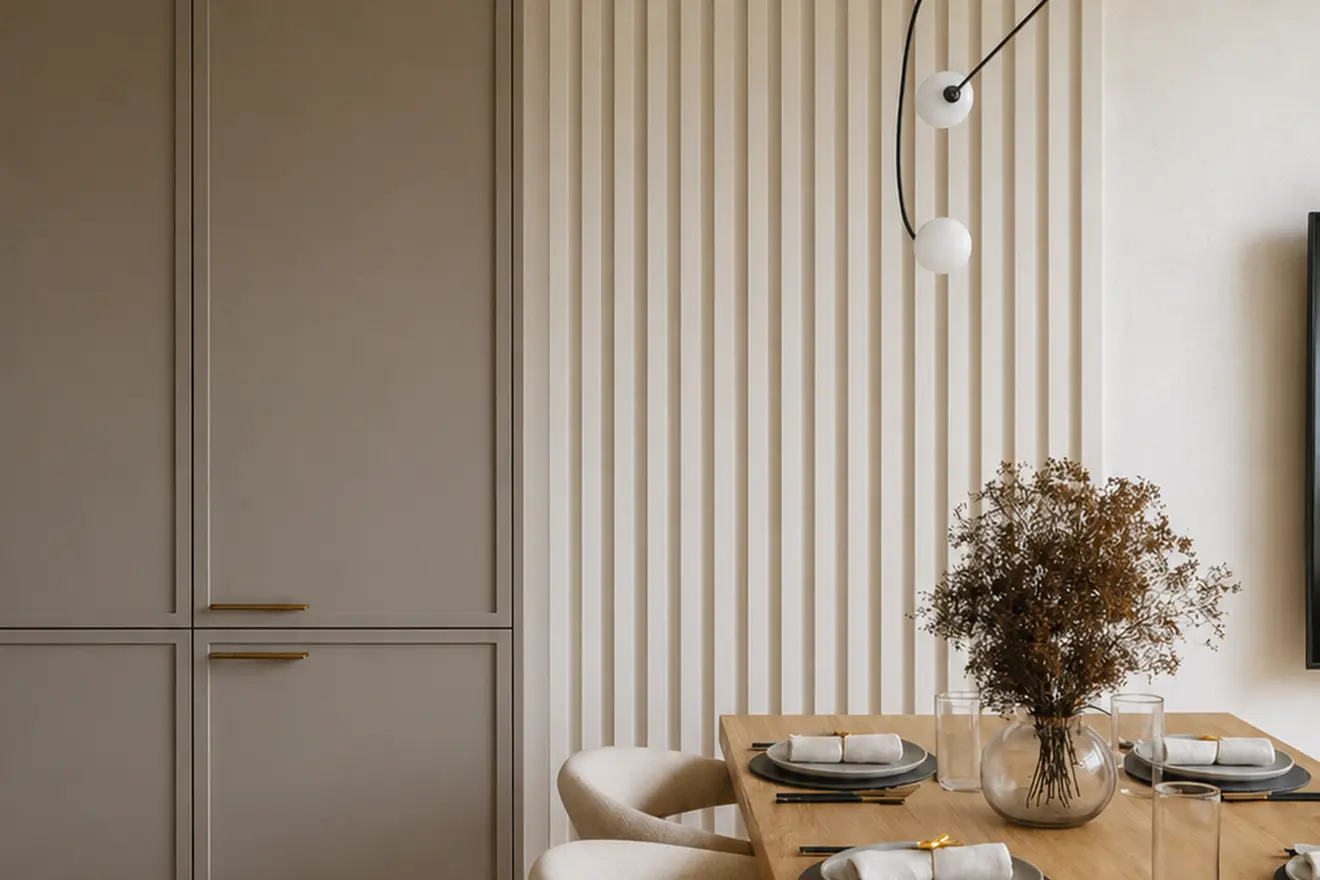 Wnętrze w stylu klasycznym, z elementami drewna, lamelami i designerską lampą