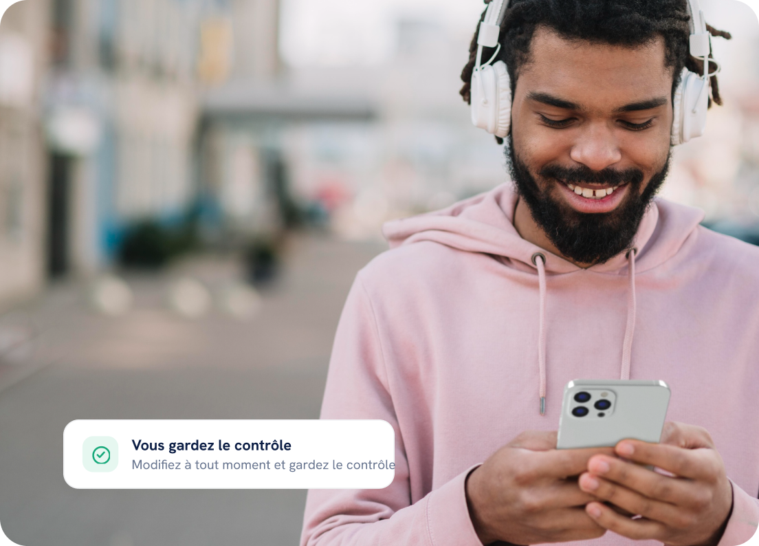 Un homme souriant utilise son téléphone ; une carte indique que le donateur garde le contrôle.