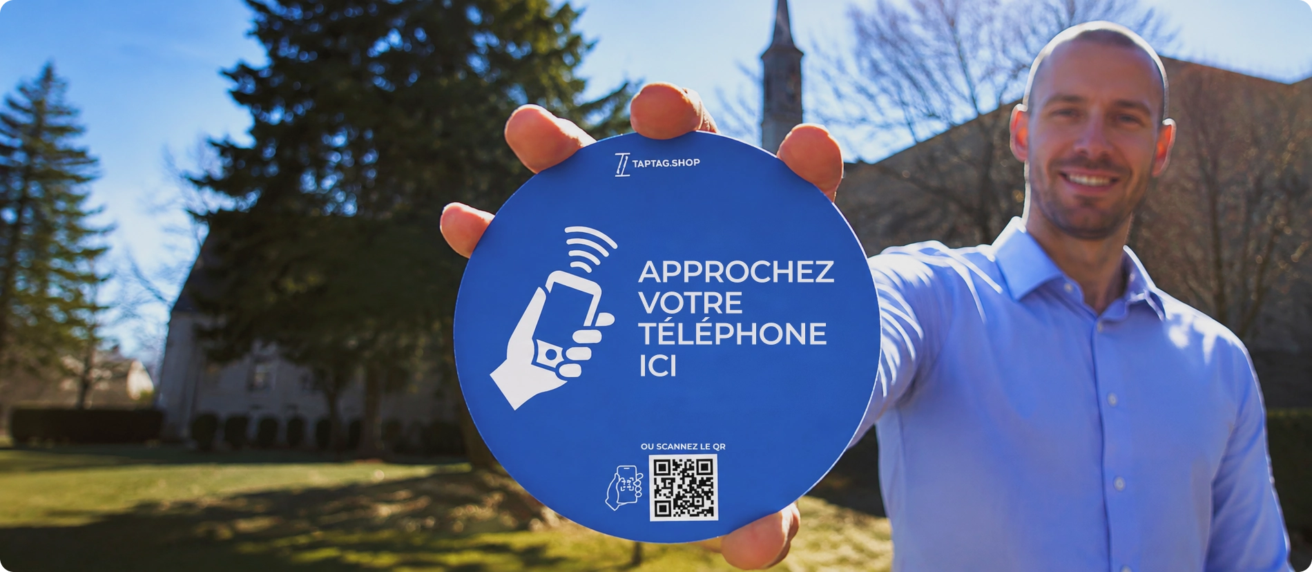 Une personne tient une pancarte pour donner par téléphone