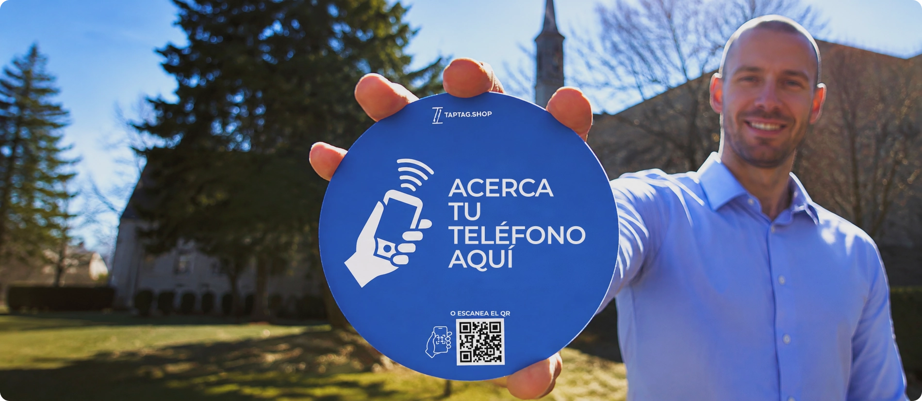Persona con un cartel que invita a donar por teléfono.