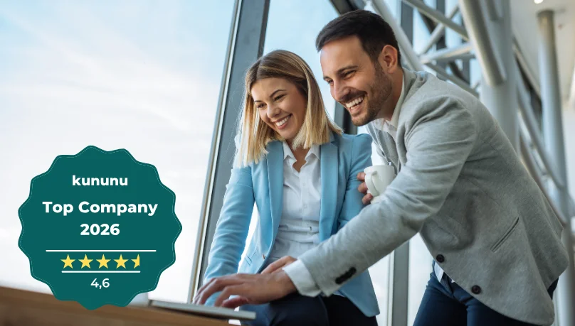 Zwei lachende Personen. Das Logo im Vordergrund zeigt: p78 ist auf Kununu eine Top Company 2026 mit einer Bewertung von 4,6 Sternen