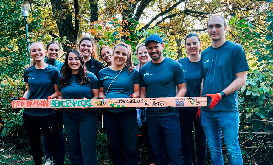 p78 mitarbeitende bei social day im Wald in p78-Outfits. Sie schaffen neuen Lebensraum für Tiere