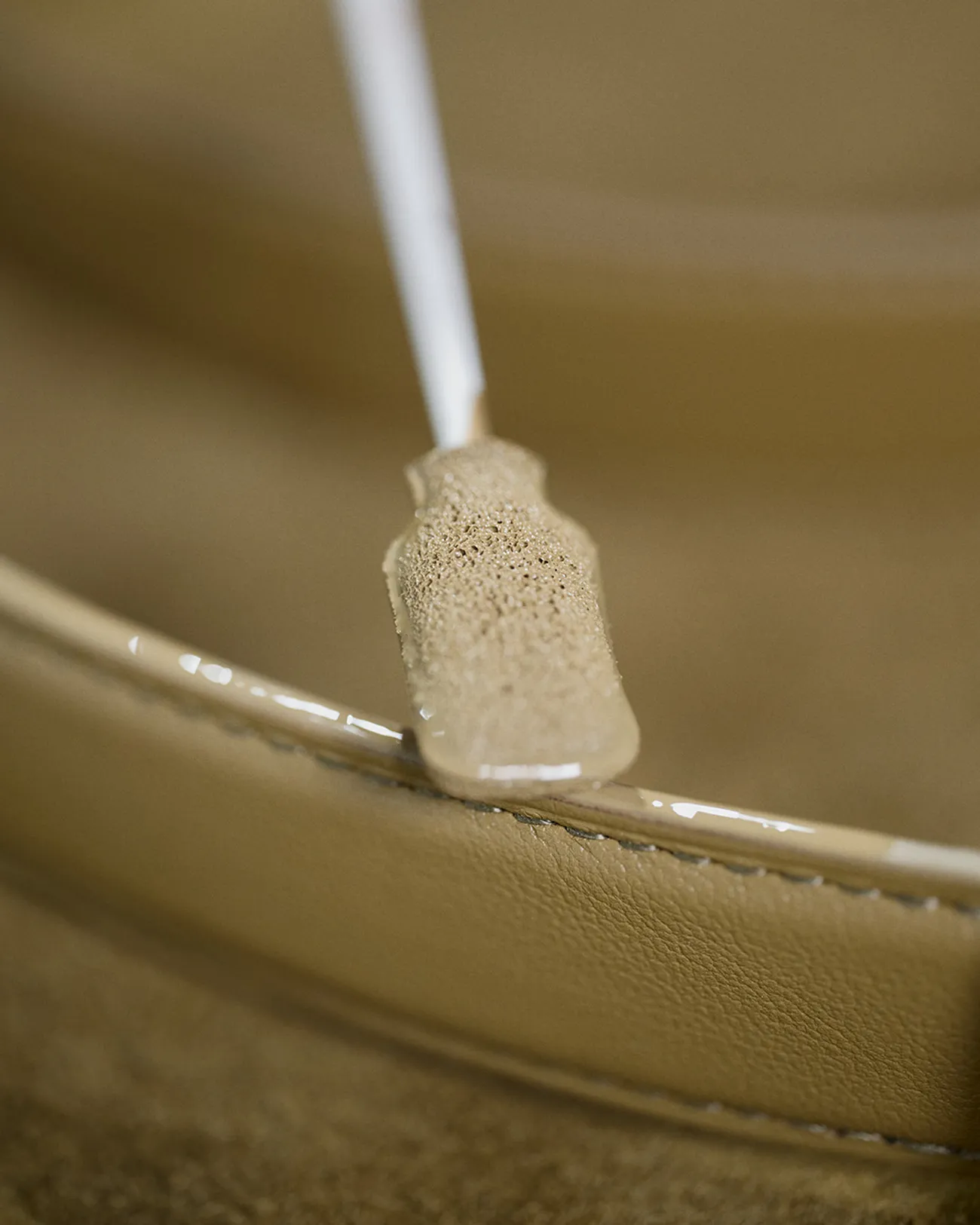 Savoir-faire Joséphine Paris — geste de couture à la main d'œuvre