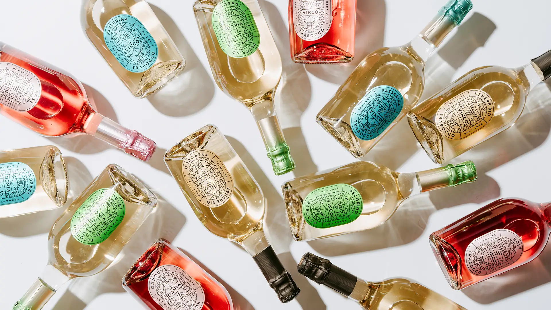 Vista dall'alto delle bottiglie della gamma degli spumanti Vinco