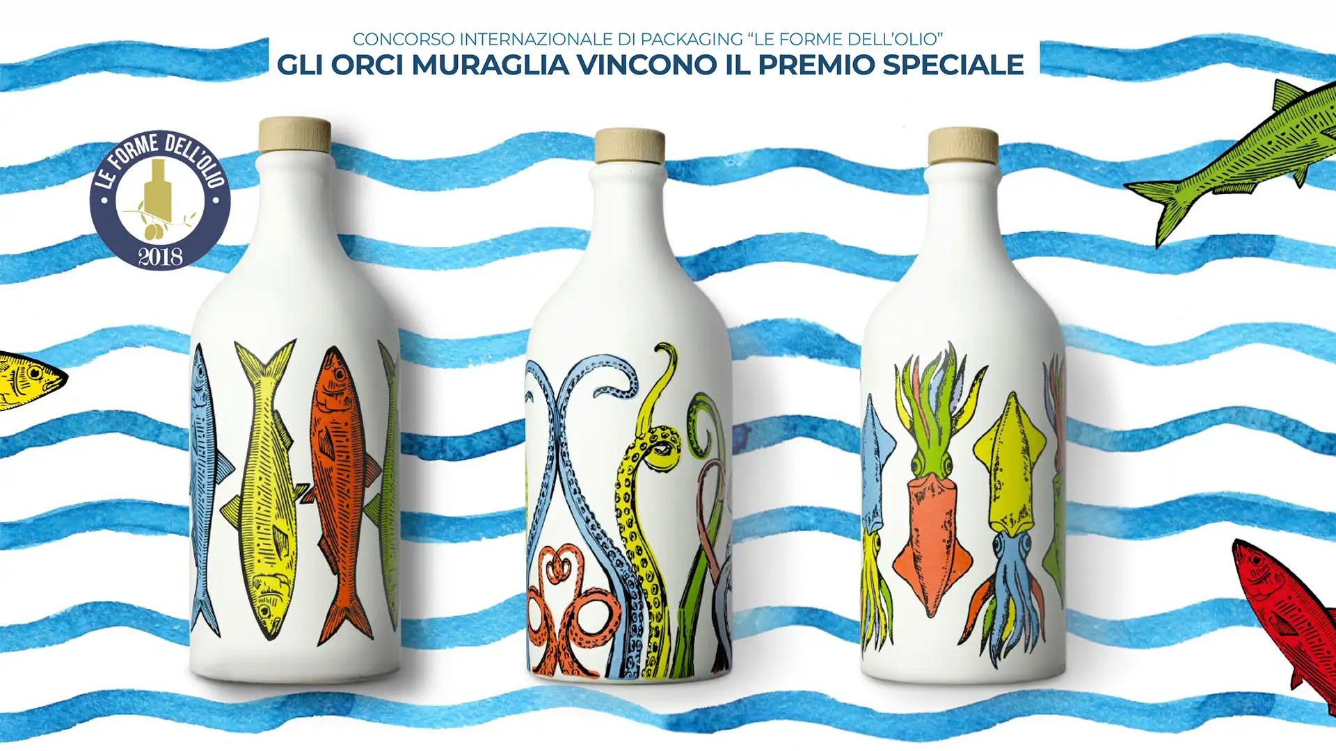 Banner promozionale del Premio Speciale vinto dagli Orci Muraglia al Concorso Internazionale di Packaging "Le Forme dell'Olio" 2018, con tre orci decorati con pesci, polpi e calamari su sfondo a onde acquerellate
