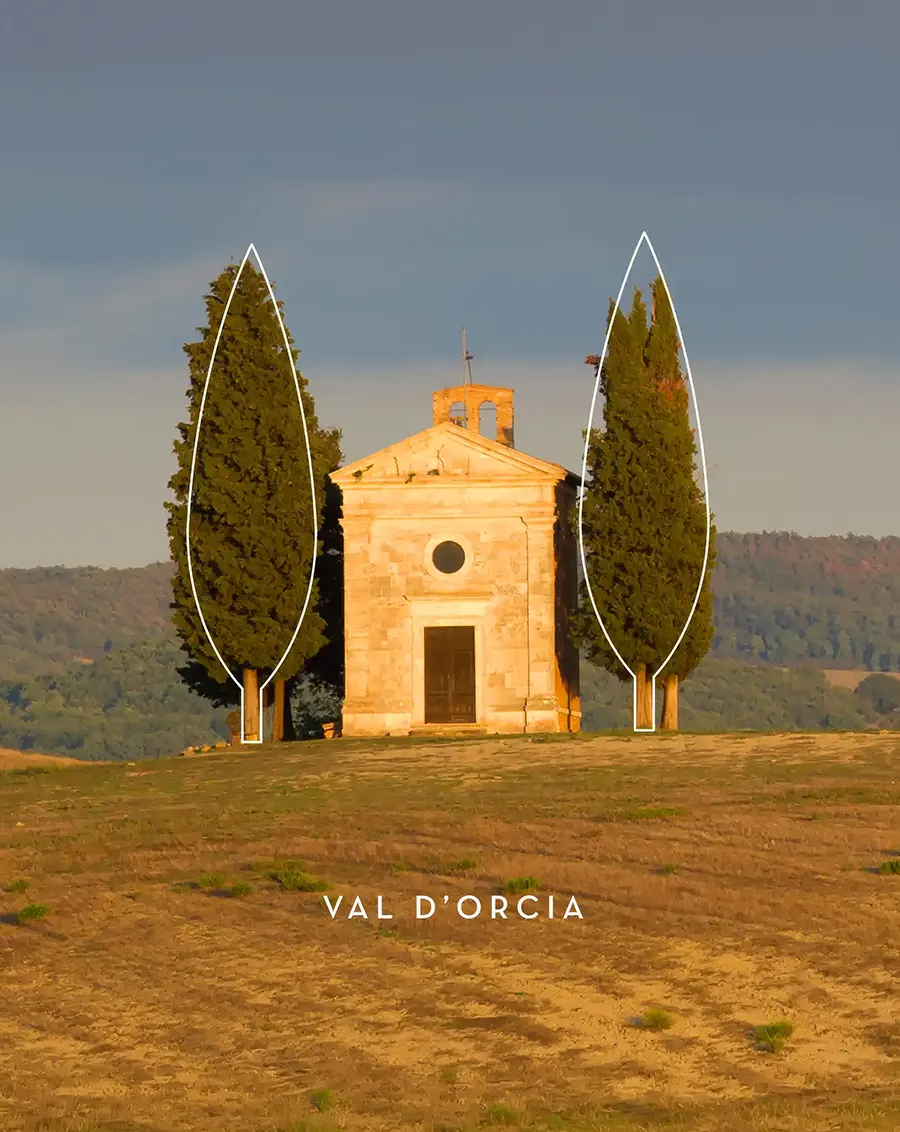 Paesaggio della Val d'Orcia con cappella di Vitaleta e cipressi, con sagome di foglie di olivo in sovraimpressione che richiamano il logo Costarelle