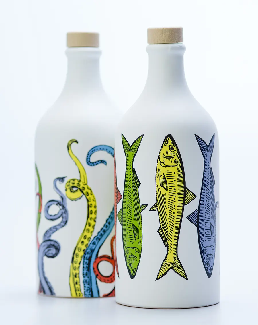 Dettaglio ravvicinato degli orci Muraglia con illustrazioni di pesci, sarde e calamari colorati disposti verticalmente sulla superficie ceramica bianca