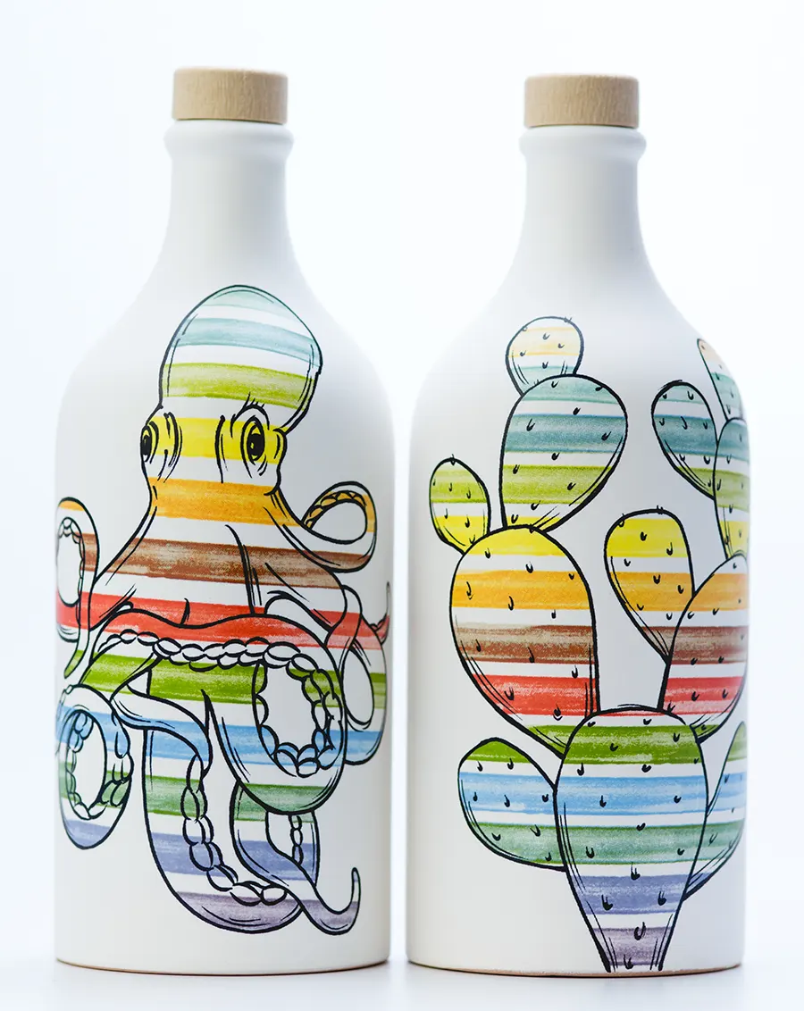 Due orci in ceramica Muraglia con decorazioni marine: polpo a strisce colorate e pianta di fico d'india, entrambi con tappo in legno su sfondo bianco