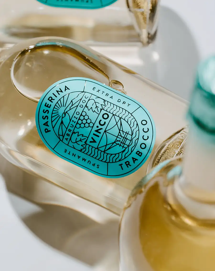 Dettaglio ravvicinato dell'etichetta turchese di Vinco Spumante Passerina Trabocco Extra Dry