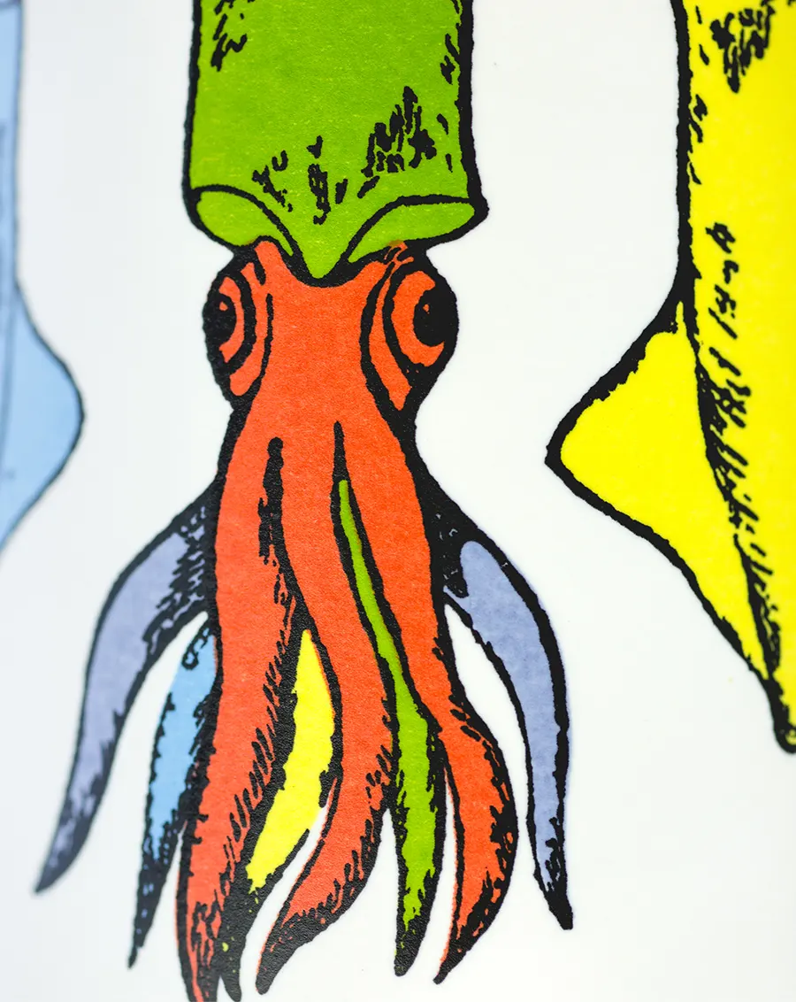 Dettaglio dell'illustrazione di un calamaro arancione e verde su orcio in ceramica bianca Muraglia, stile grafico pop