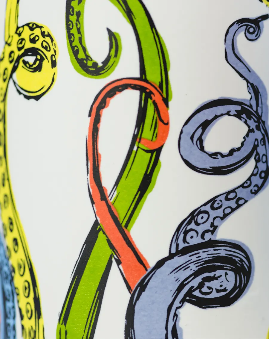 Primo piano dei tentacoli intrecciati di un polpo illustrato sull'orcio in ceramica Muraglia, con colori vivaci su fondo bianco