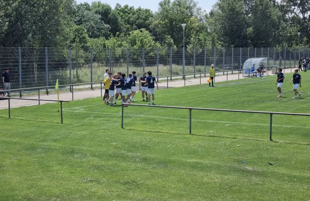 Gruppe von Fußballern im Jubelstimmung