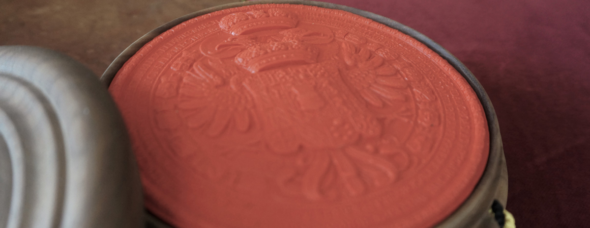 Detailaufnahme Siegel mit Wappen in dunkelrot
