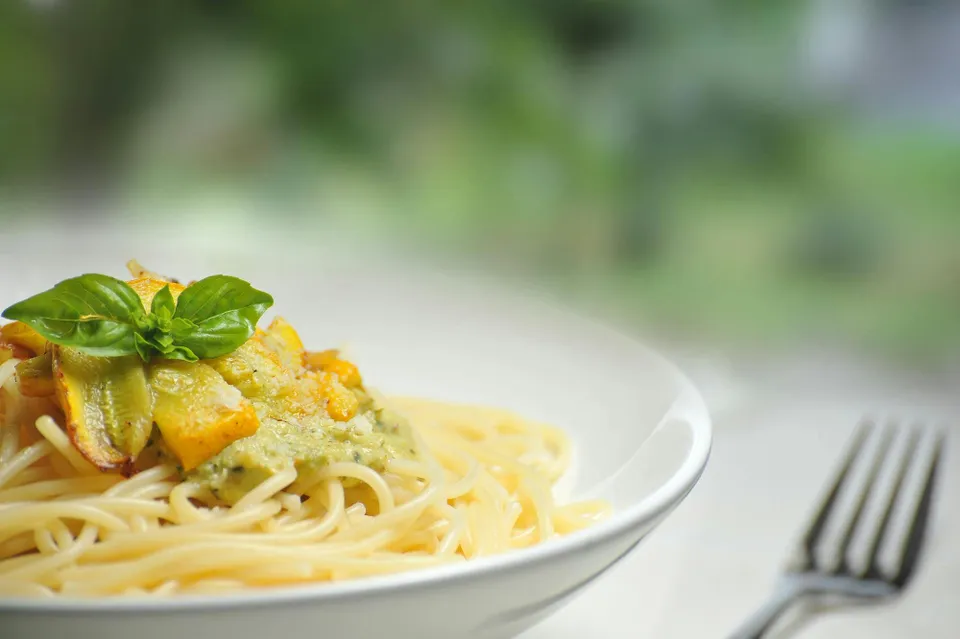 Teller mit Spaghetti und gelben Zucchini