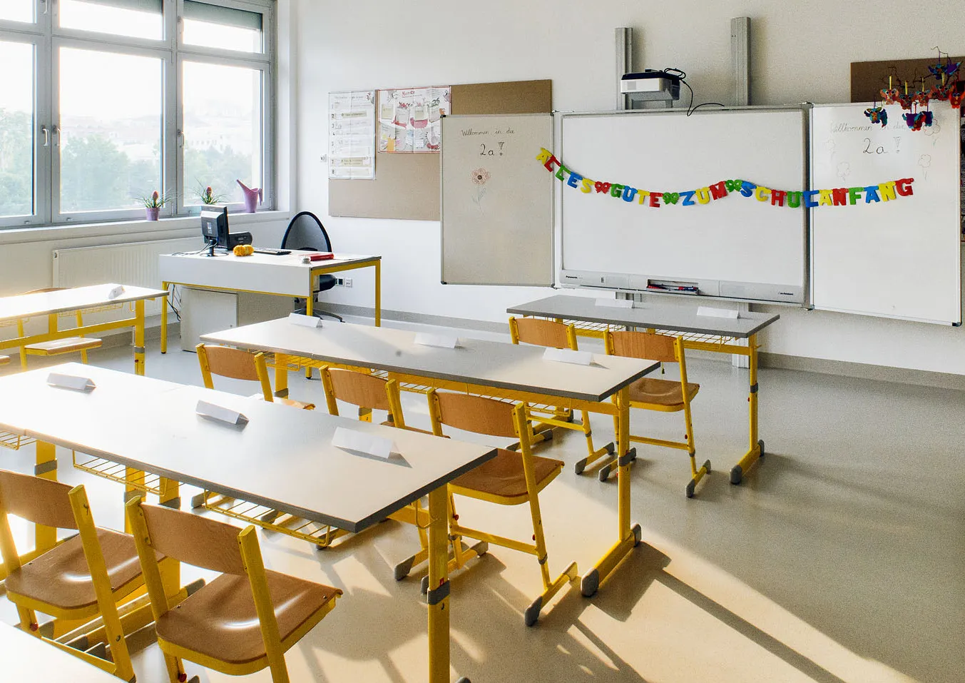 Helles, freundliches Volksschulklassenzimmer mit Smart Board Tafel