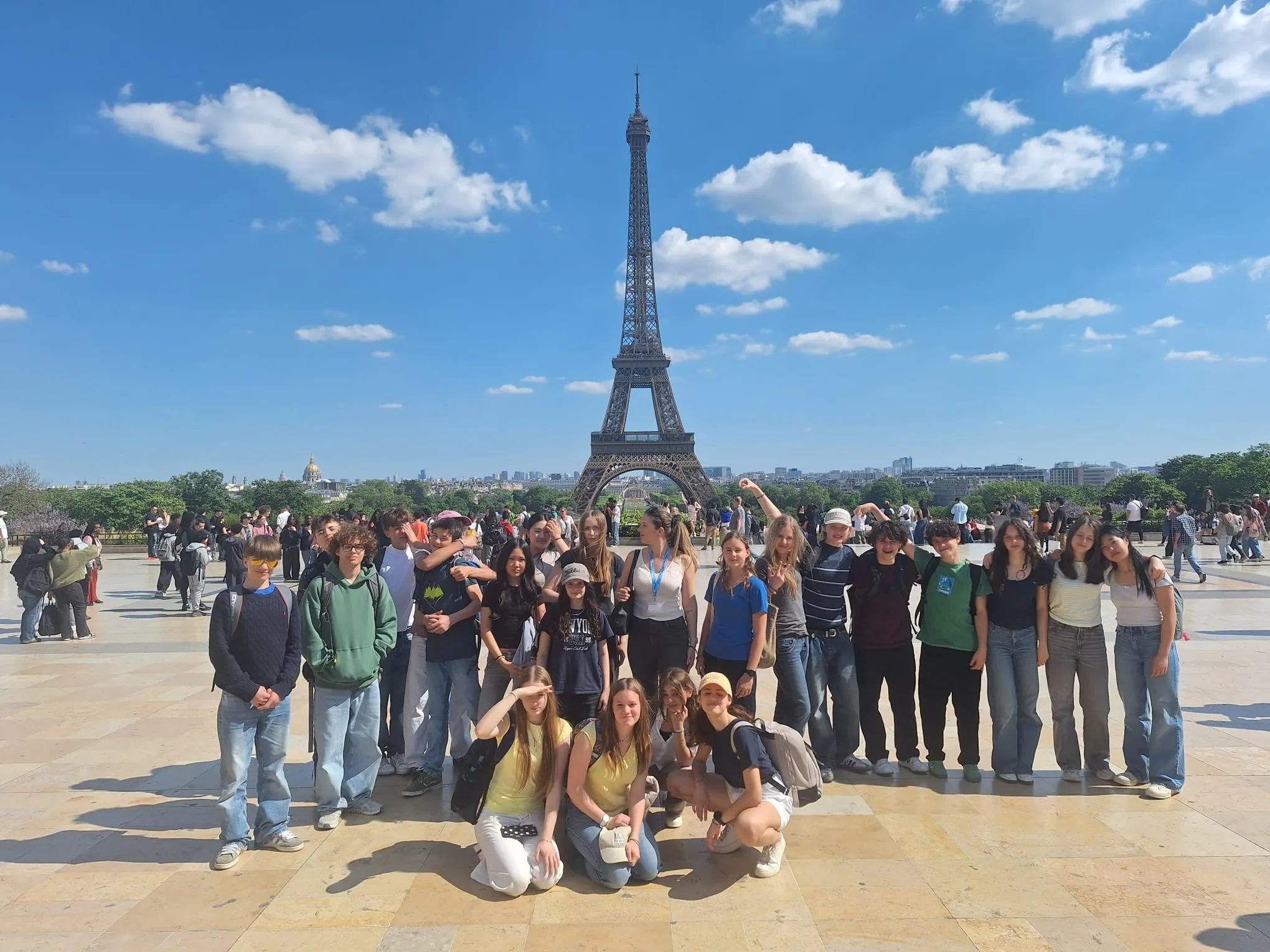 Gruppe von Jugendlichen an einem Sommertag vor dem Eifelturm