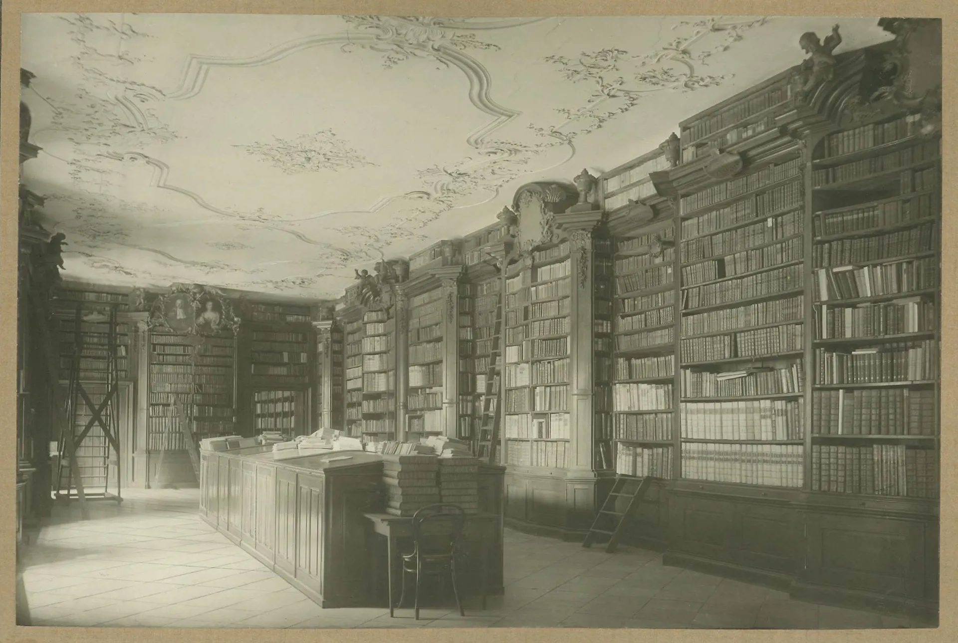 schwarz weiß Fotografie einer historischen Bibliothek mit Stuckdecken