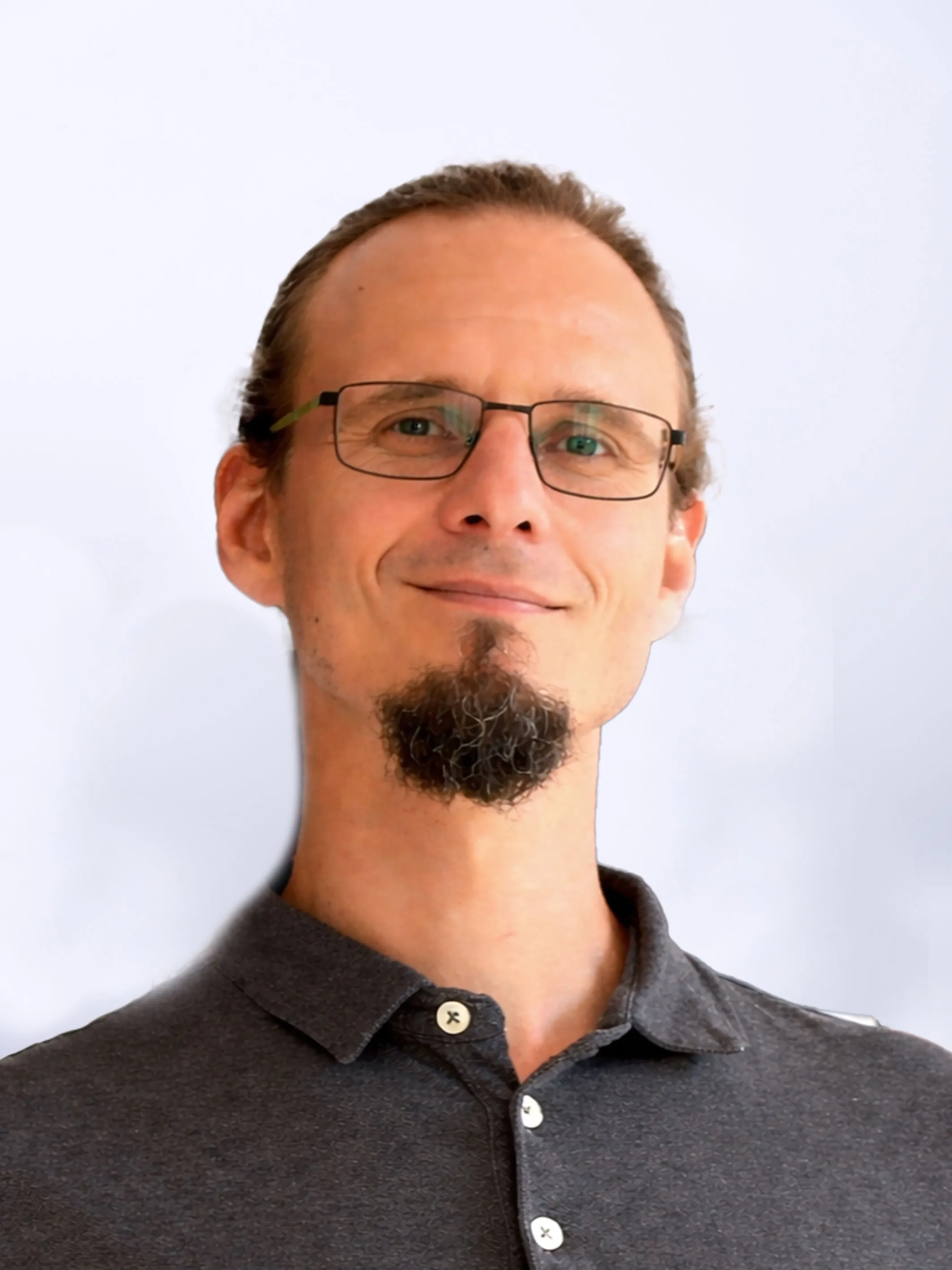 Portait eine selbstbewussten Mannes mit Brille und Goatie