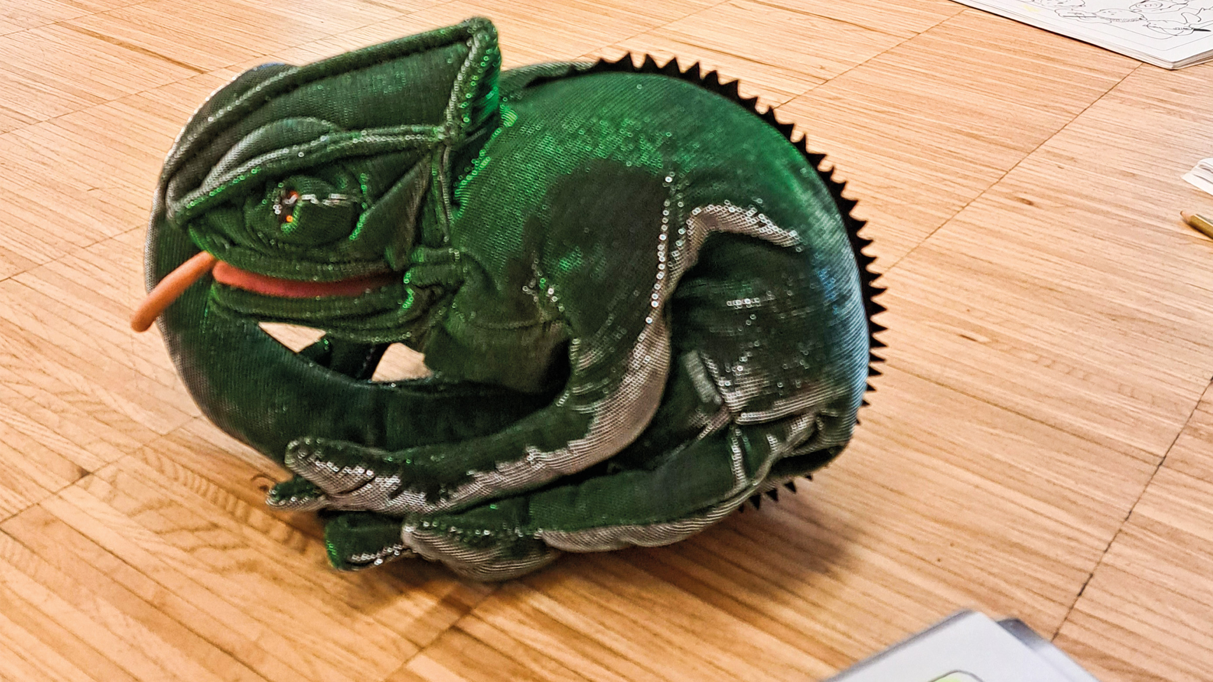 Grünes Kuscheltiermonster