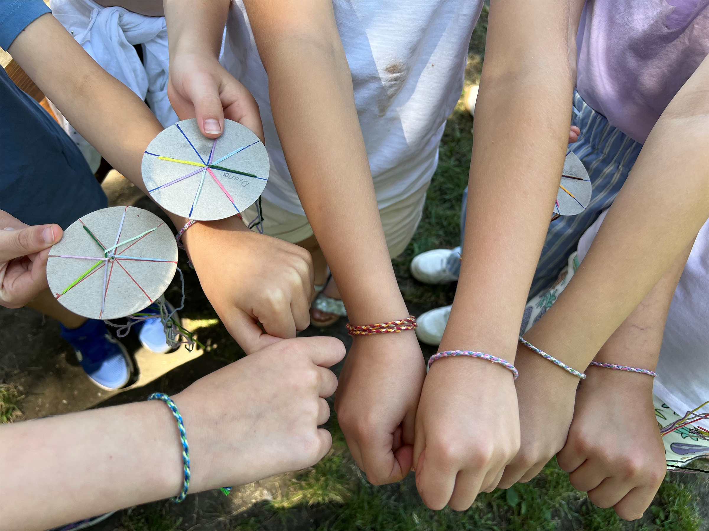 Kinderhände mit Freundschaftsarmbändern